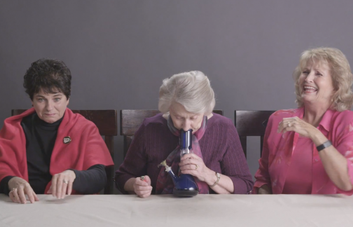 Эксперимент дня: три бабушки накурились в первый раз 8faaede