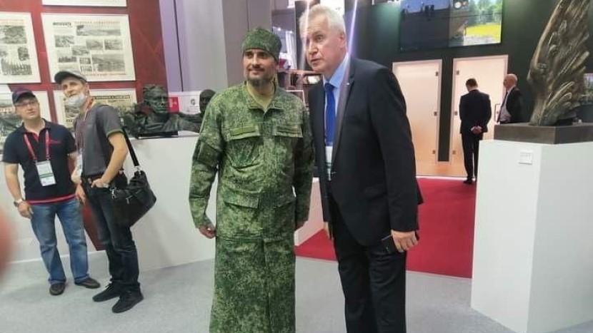 На форуме Минобороны представили камуфляжные рясы для священнослужителей
