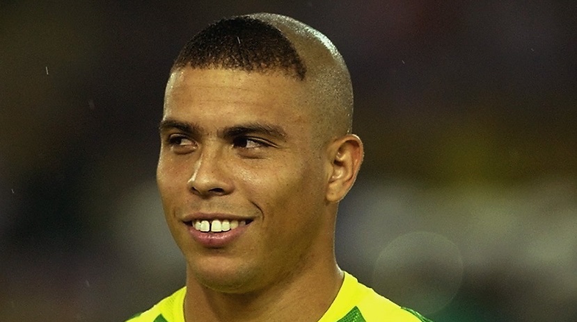 бразильский футболист в молодости улыбается