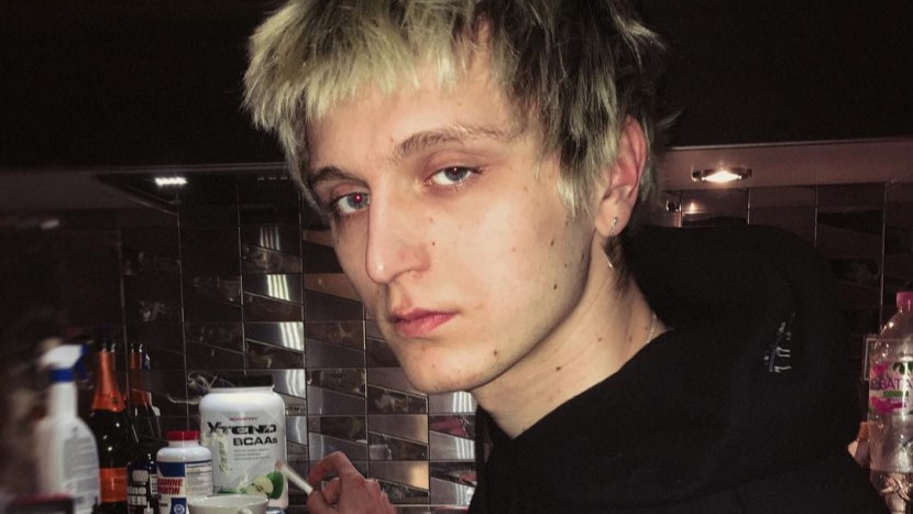 Платина отрывается с фанаткой в песне "На грязном"