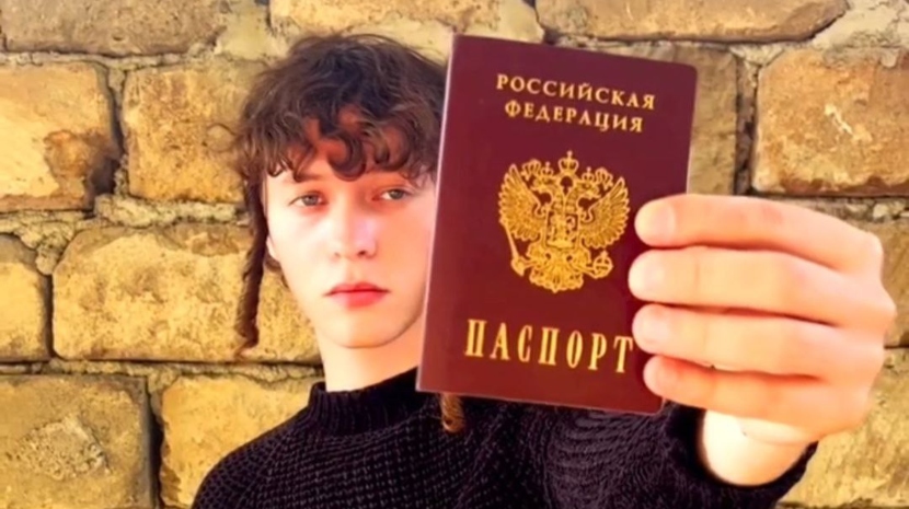 Шарлот вернулся в Россию, его задержали в аэропорту и заставили извиняться