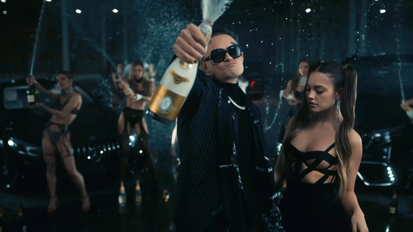 Morgenshtern подводит итоги года в видео "Cristal & Moet"