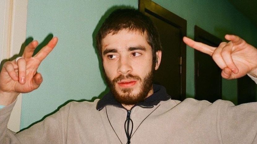 Хаски говорит со своим отражением в новой песне "Аферист"