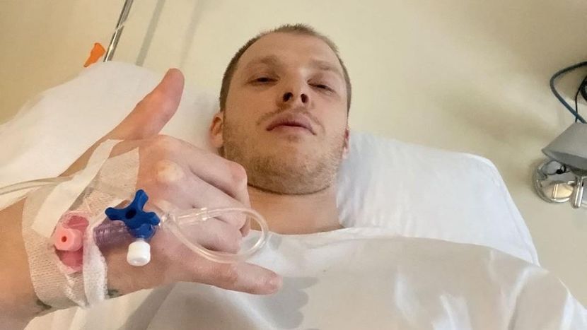 Грязный Луи удалил кисту на голосовых связках