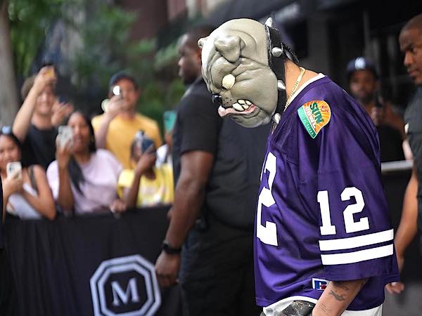 Drake гуляет в масках собак. Так он рекламирует новый альбом